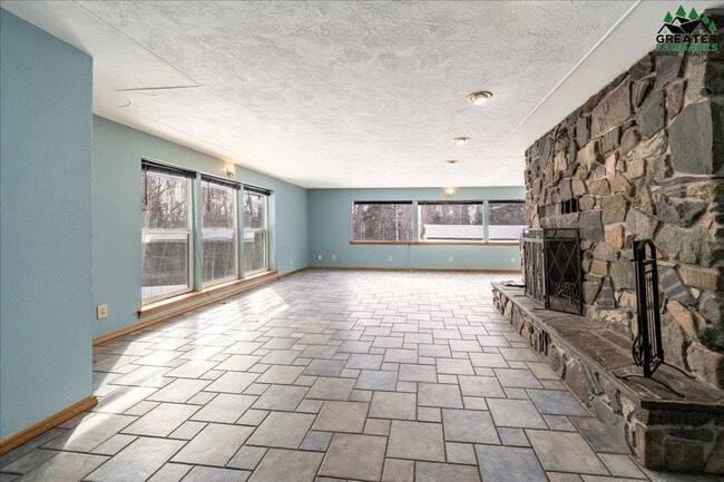 Building Photo - Large 3 bedroom 2 bath 2 car garage with s...
