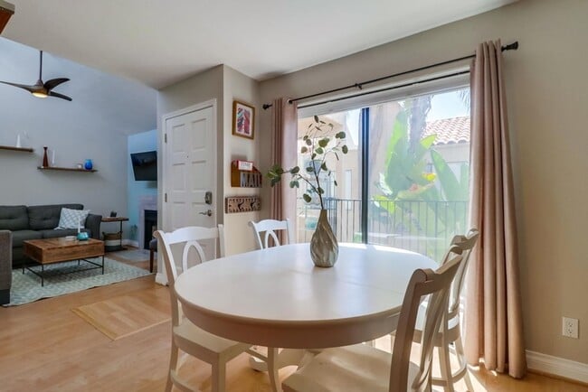 Building Photo - Stunning 2 bed 2 bath top floor condo in gated community with 2 covered parking spaces!
