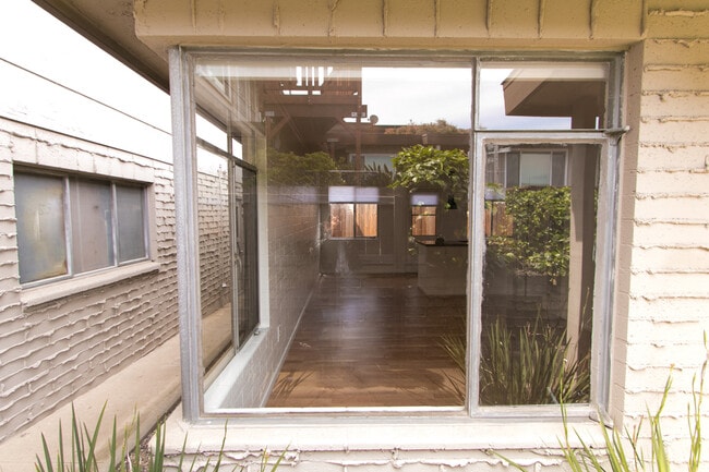 Building Photo - Charming 1br/1ba with Mid Century Touches in Ocean Beach/Point Loma