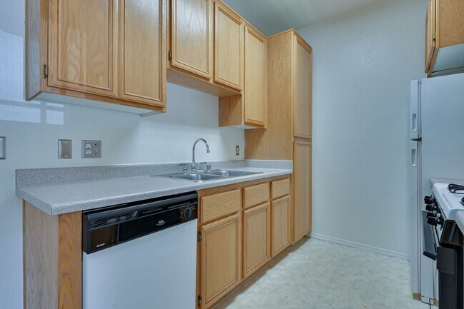 Building Photo - NE Near Nellis! Gated! Community Pool, Spa...