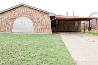 Building Photo - 3 Bed 1.5 Bath - Moore