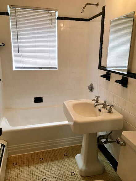 Building Photo - 9 Mount Ida St