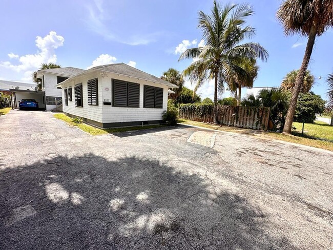 Building Photo - 2105 Ponce de Leon Ave