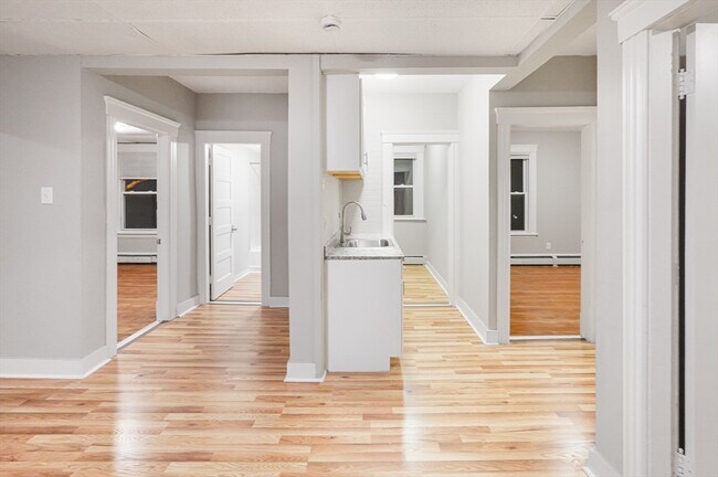 Building Photo - 15 1/2 Mendon St