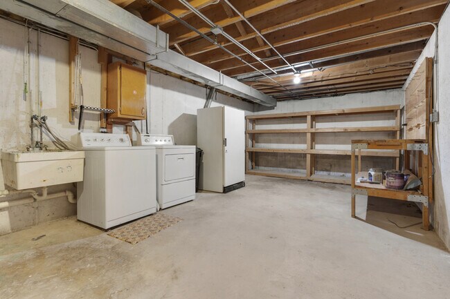 Building Photo - 616 Blue Spruce Ln