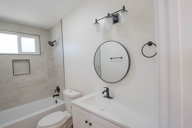 Building Photo - 821 W 167th St