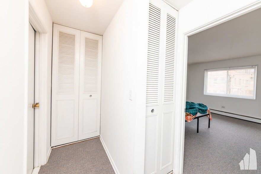 Building Photo - 520 W Aldine Ave