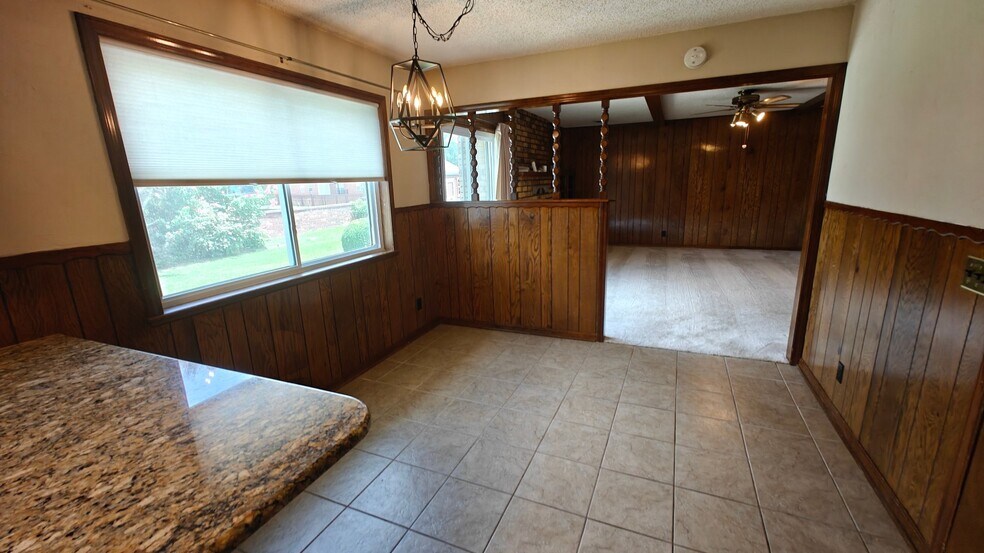 Building Photo - 1738 Ridgeview Dr