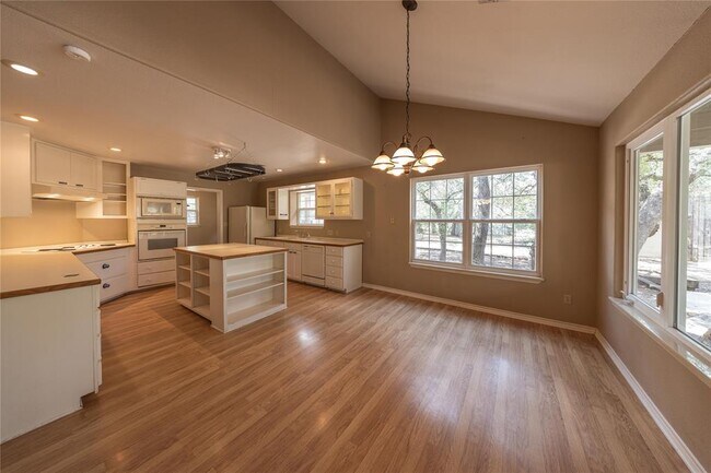 Building Photo - 105 Ridge Oak Dr