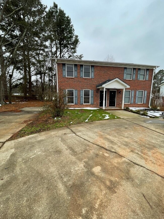 Building Photo - Lovely 2 bedroom 1.5 Bath  Townhome in Cit...
