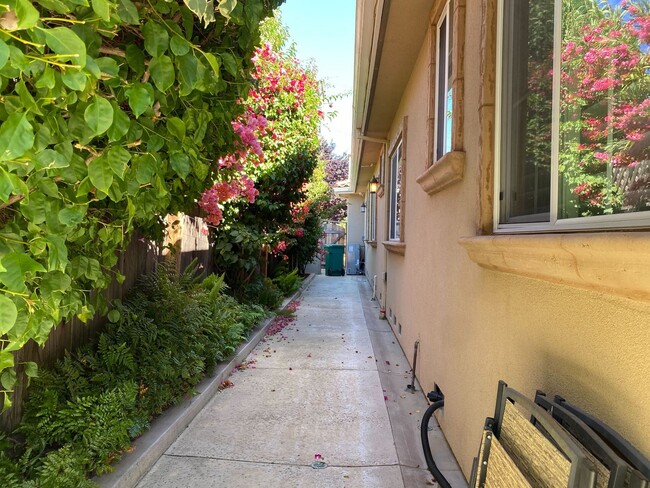 Building Photo - Gorgeous, Luxury and Furnished 3 bed 3 bat...
