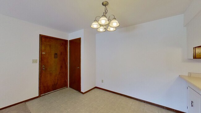 Building Photo - Lower 1 Bedroom 1 Bathroom Apartment Available