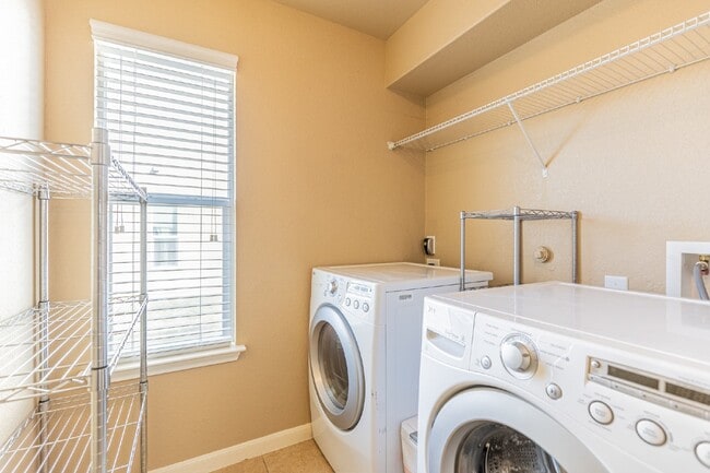 Building Photo - 259 Creekview Way