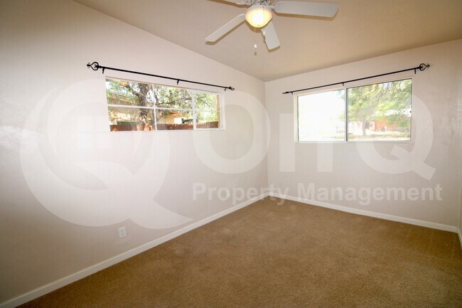 Building Photo - 4043 E Deseret Dr