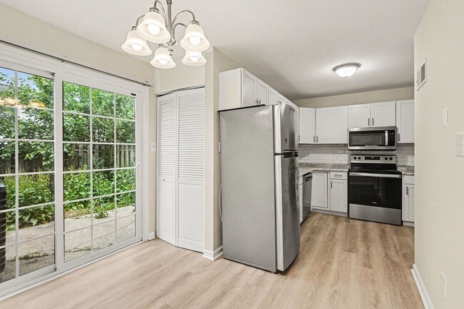 Building Photo - Updated 2BR Townhome Minutes from Central Park & Mary Washington Hospital!