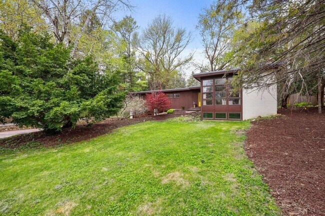 Building Photo - Mid-Century Home