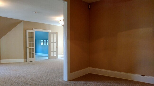 Building Photo - Historic Adler House - Spacious Top-Floor ...