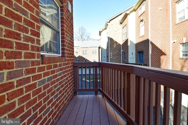 Building Photo - 2400 N Greenbrier Ct