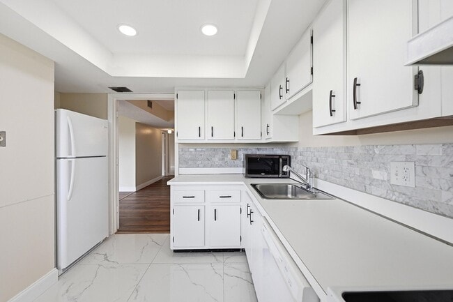 Building Photo - 4158 Inverrary Dr