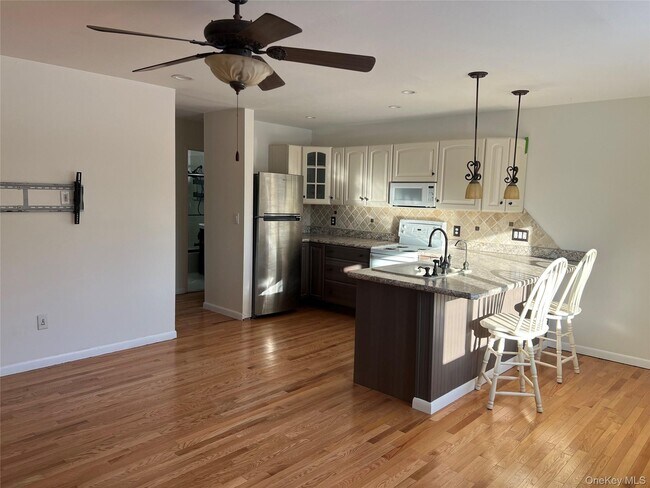 Building Photo - 76 Manor Dr