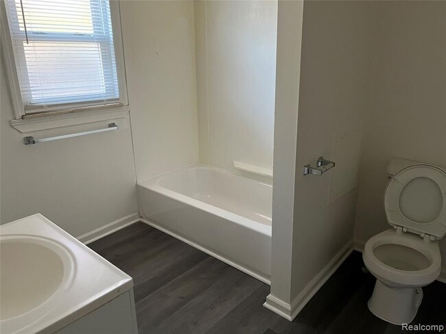 Building Photo - 5868 N Linville St