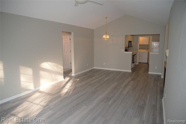 Building Photo - 5400 Pine Aires Dr