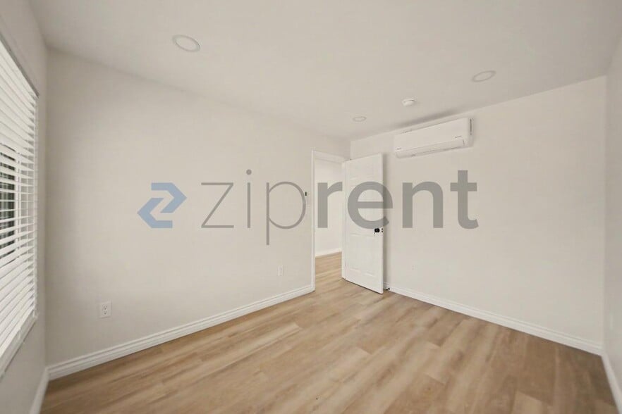 Building Photo - Unit