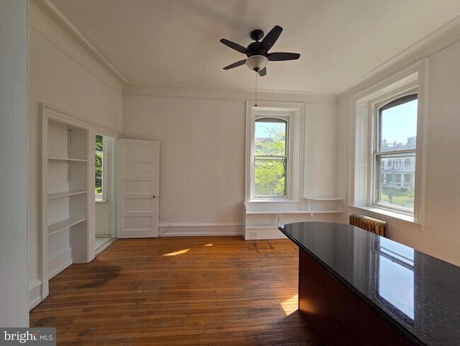 Building Photo - 348 Green Ln