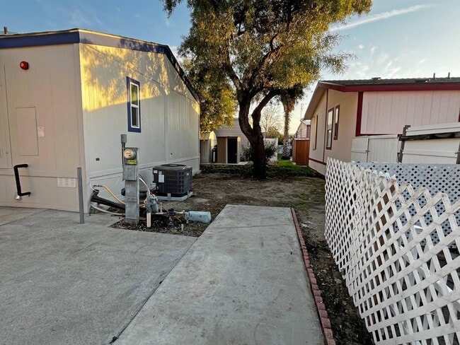 Building Photo - 21100 State St