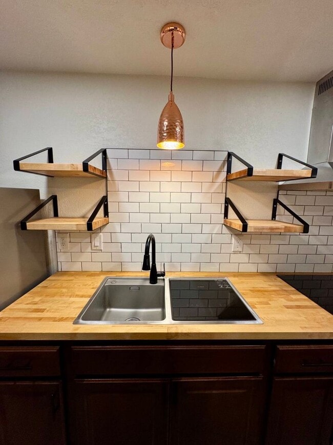 Building Photo - RENT SPECIAL - 1/2 Off First Month's rent! Charming 1BR in Convenient Eugene Location!