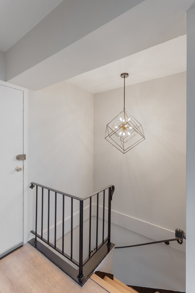 Building Photo - 6166 N Sheridan Rd