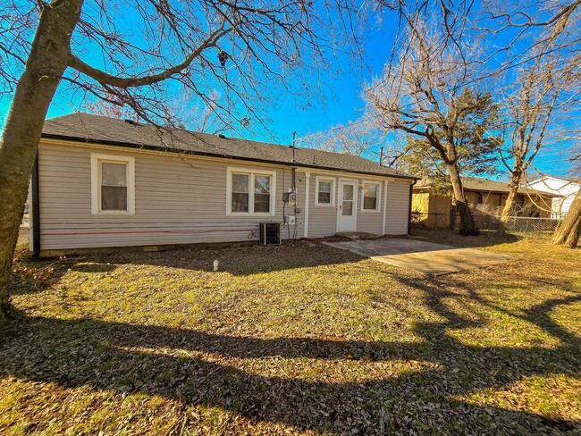 Building Photo - 3 Bedroom Home in Shawnee