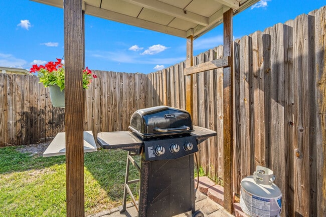 Building Photo - 7021 Sonata Dr