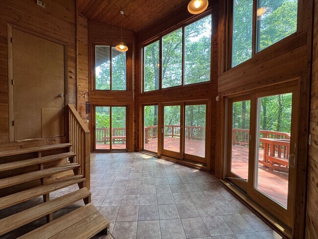Building Photo - Fantastic 4 Bed 3.5 Bath Townhome With Sun...