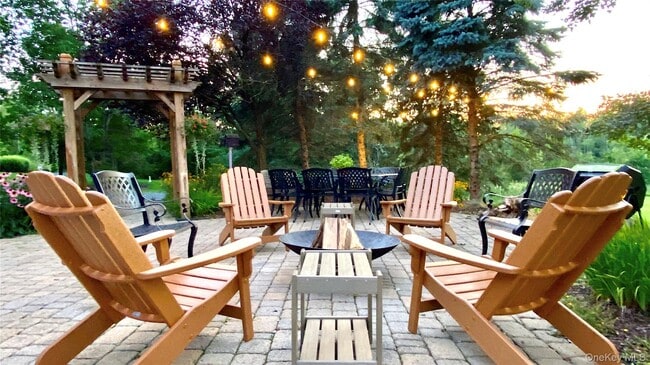 Building Photo - 7 Silo Ln