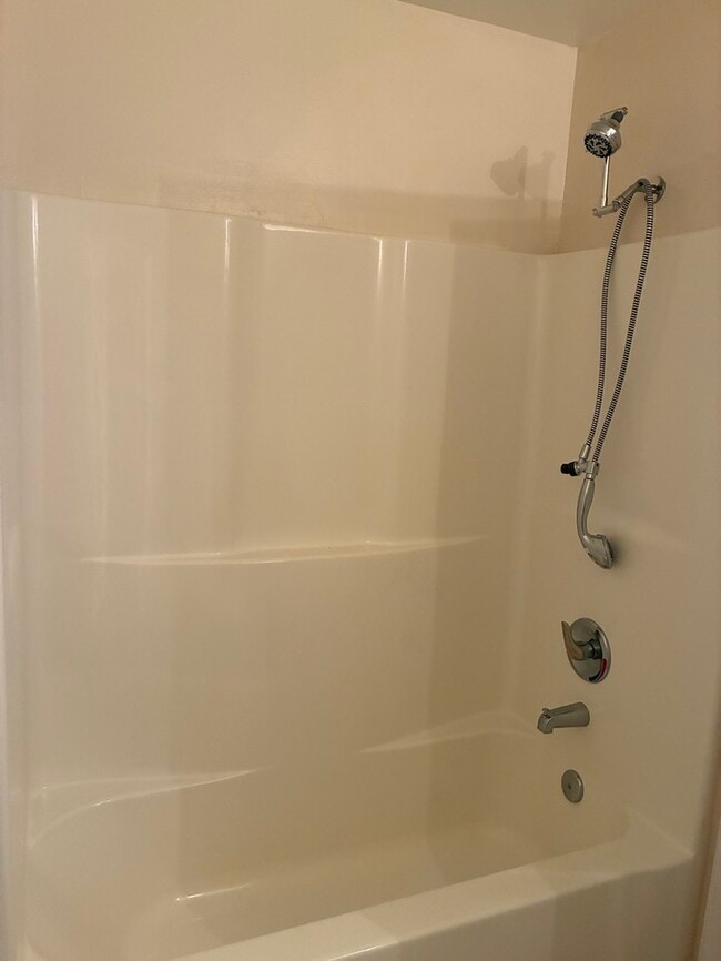 Building Photo - Beautiful 3/2 duplex