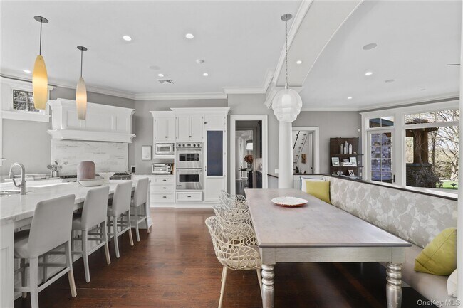 Building Photo - 10 Upland Rd N