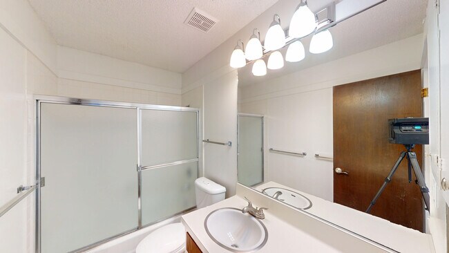 Building Photo - 823 Las Gallinas Ave