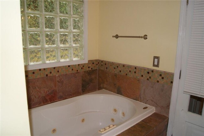 Building Photo - 4239 Glenforest Way