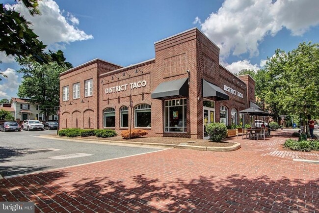 Building Photo - 906 S Washington St