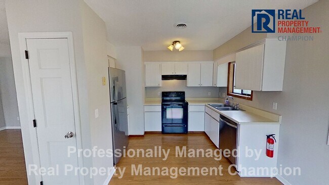 Building Photo - 2 BD/2 BA Upper Unit Condo with Spacious a...