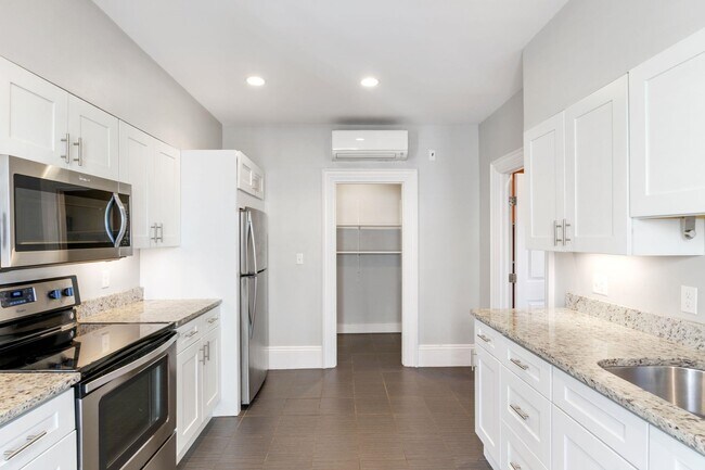 Building Photo - 303 Islington St