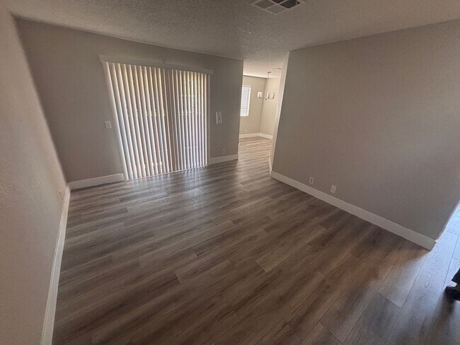 Building Photo - Newly Renovated Two Bedroom Condo