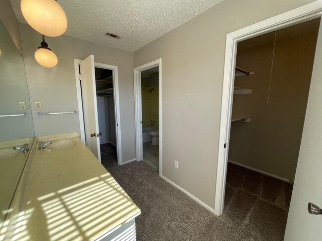 Building Photo - 412 Blue Valley Dr