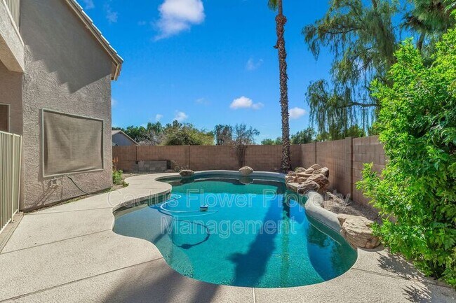 Building Photo - 2524 N Sunrise