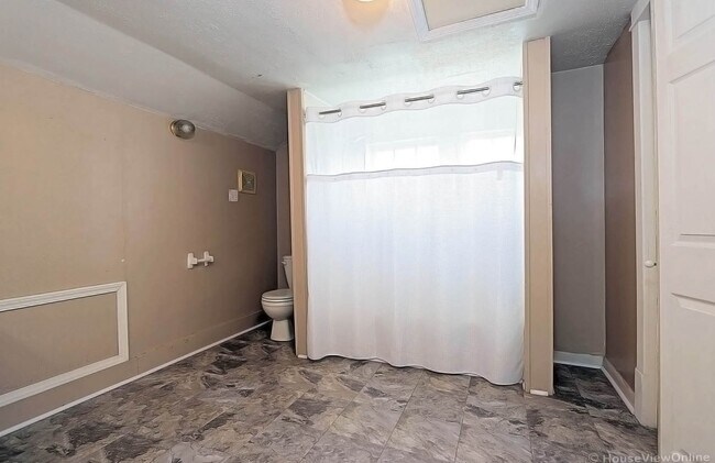 Building Photo - 1511 Whitener St