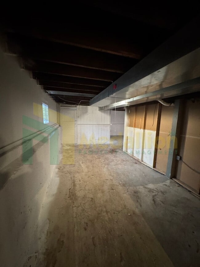 Building Photo - Updated Bungalow - 4Bed - Great location - near 114th & Michigan Ave