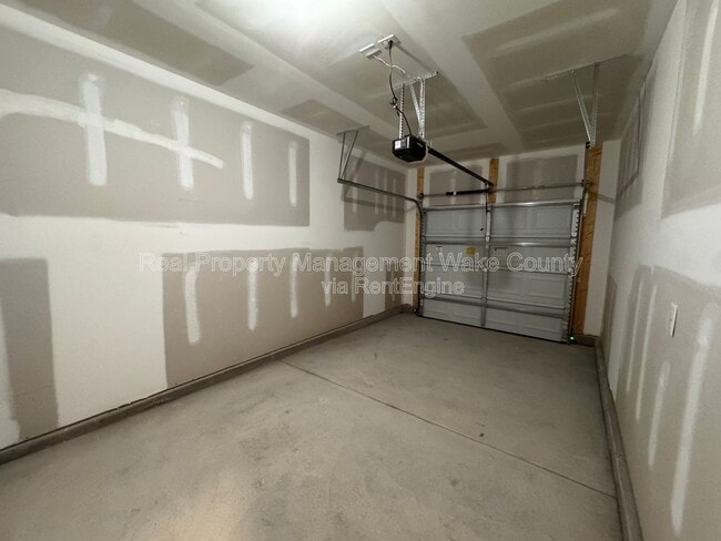 Building Photo - 407 Belgian Red Wy