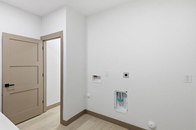 Building Photo - 2805 Trumbull Rd