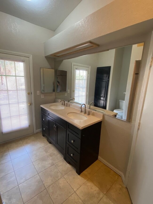 Building Photo - 3 Bedroom 2 Bathroom Home!